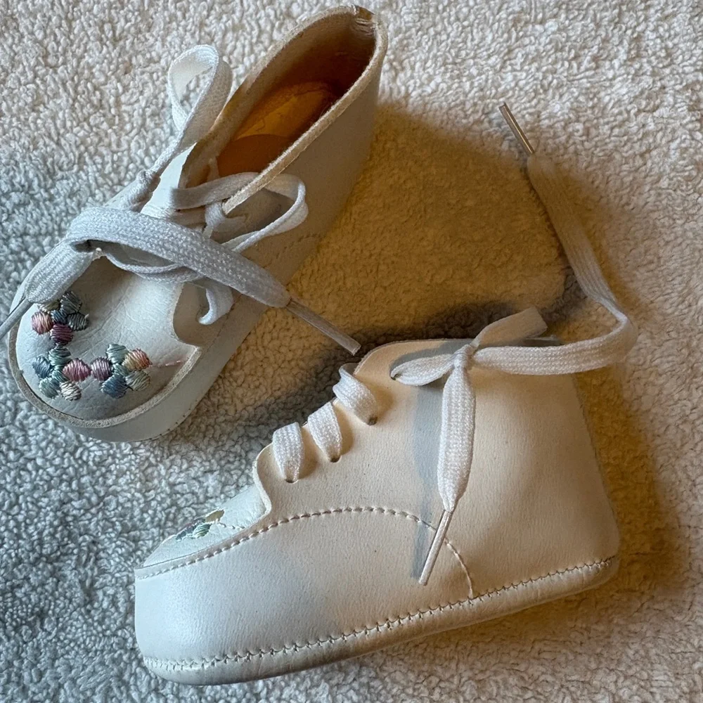 Vintage Newborn/Infant Embroidered Shoe, Soft White W Floral Embroidery